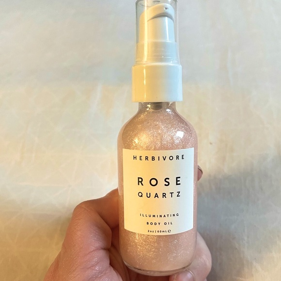 Herbivore Rose Quartz illuminating body oil 60ml - Picture 2 of 5